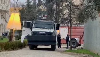 Protesta kombëtare e opozitës/ ‘Blindohet’ selia e PS-së! Efektivë policie, autobote uji pranë godinës