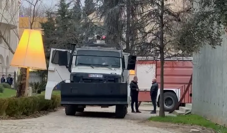 Protesta kombëtare e opozitës/ ‘Blindohet’ selia e PS-së! Efektivë policie, autobote uji pranë godinës