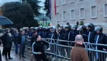 Protesta kombëtare e opozitës/ Policia “blindon” me kangjella Kryeministrinë, tensionohet situata, protestuesi gjuan…