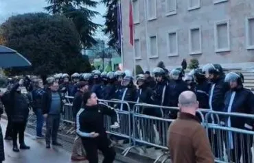 Protesta kombëtare e opozitës/ Policia “blindon” me kangjella Kryeministrinë, tensionohet situata, protestuesi gjuan…