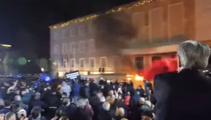 Protesta kombëtare e opozitës | Qytetarët thirrje për dorëheqjen e Ramës dhe Ballukut