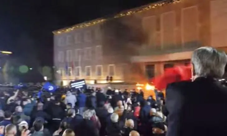 Protesta kombëtare e opozitës | Qytetarët thirrje për dorëheqjen e Ramës dhe Ballukut