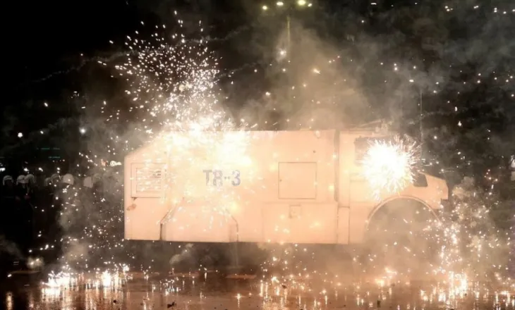 Protesta kombëtare/ Ekathimerini: Korrupsioni i qeverisë ngre në këmbë shqiptarët