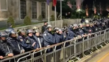 Protesta/ Kordonë policie dhe makina shi hedhëse, ç’po ndodh te Kryeministria