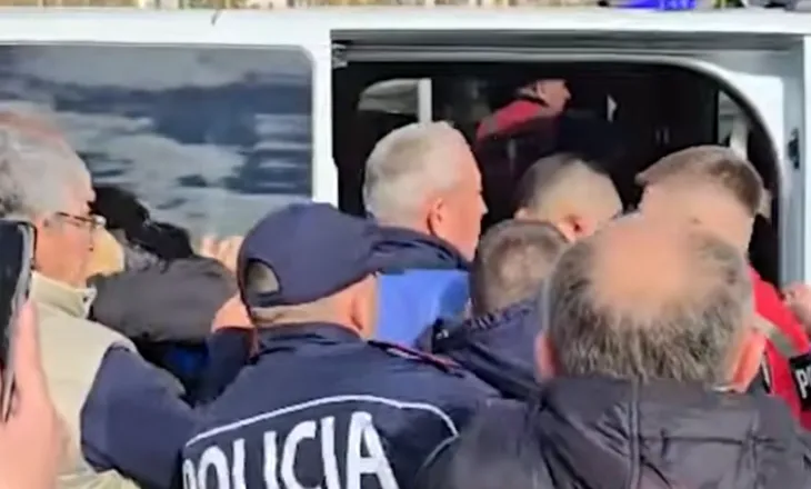 Protesta kundër projektit TID në Durrës/ Banorët përplasen me policinë, shoqërohen me forcë