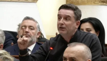 “Protesta mbaroi me katër të vrarë me plumb në lule të ballit”/ Braçe kujton 21 Janarin: Në këtë vend do bëhet drejtësi një ditë