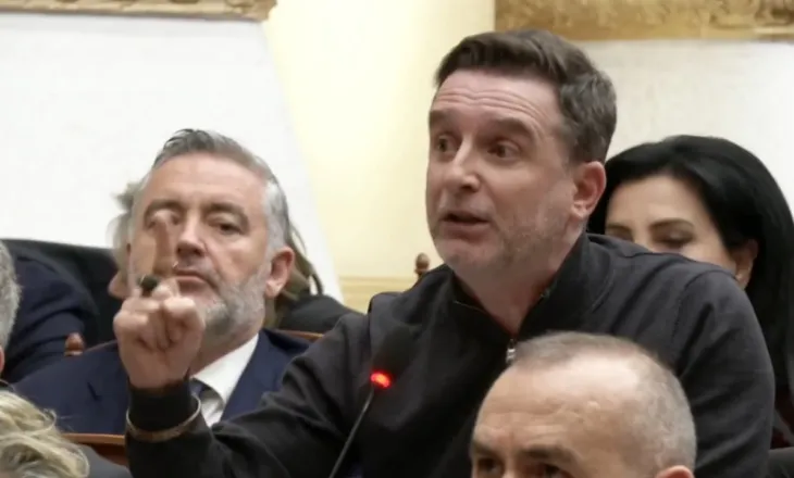 “Protesta mbaroi me katër të vrarë me plumb në lule të ballit”/ Braçe kujton 21 Janarin: Në këtë vend do bëhet drejtësi një ditë