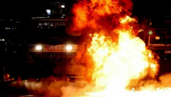 PROTESTA ME MOLOTOVE, 17 PERSONA TE ARRESTUAR