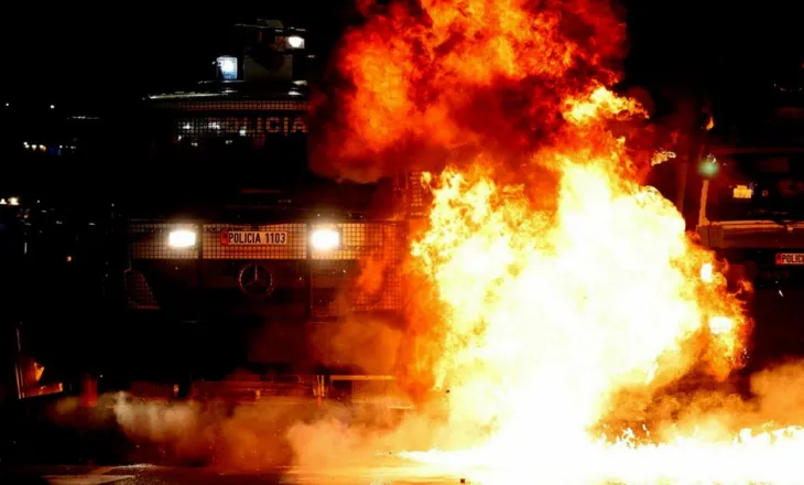 PROTESTA ME MOLOTOVE, 17 PERSONA TE ARRESTUAR