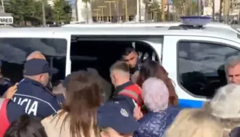 Protesta para bashkisë së Durrësit/ Policia përdor dhunë ndaj qytetarëve, i fut me forcë në makinë