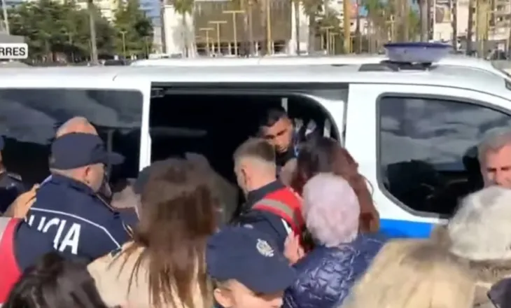 Protesta para bashkisë së Durrësit/ Policia përdor dhunë ndaj qytetarëve, i fut me forcë në makinë