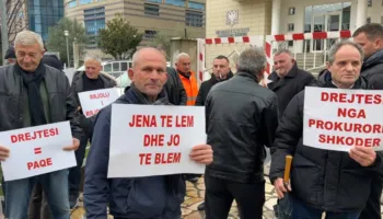 Protesta për tokën, banorët e Rrjollit mblidhen përpara Prokurorisë së Shkodrës