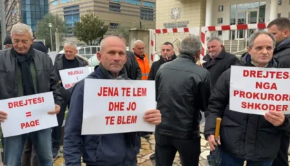 Protesta për tokën, banorët e Rrjollit mblidhen përpara Prokurorisë së Shkodrës