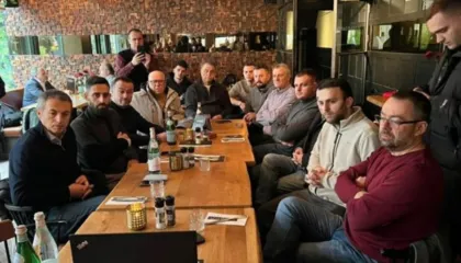 Protesta për UÇK-në, familjarët e Thaçit, Veselit, Krasniqit e Selimit ndjekin marshin live nga Haga