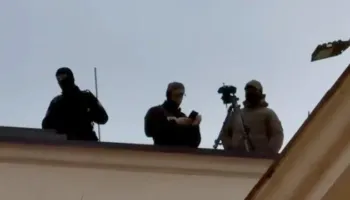 Protesta/ snajperë dhe autoblinda te Kryeministria