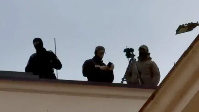 Protesta/ snajperë dhe autoblinda te Kryeministria