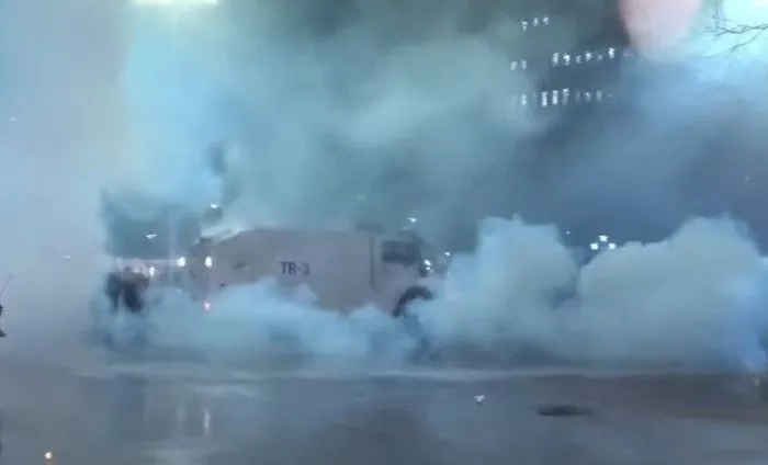 Protesta zhvendoset te Rruga e Elbasanit, policia hedh gaz pa limit