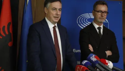 “Protestat e dhunshme s’kanë vend në një shtet demokratik”, McAllister: Të shqetësuar për polarizimin politik!