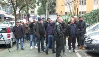 Protestë/ Banorët e Rrjollit mblidhen para SPAK për tjetërsimin e pronave