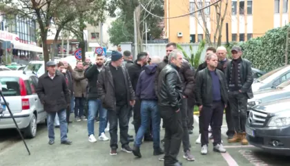 Protestë/ Banorët e Rrjollit mblidhen para SPAK për tjetërsimin e pronave