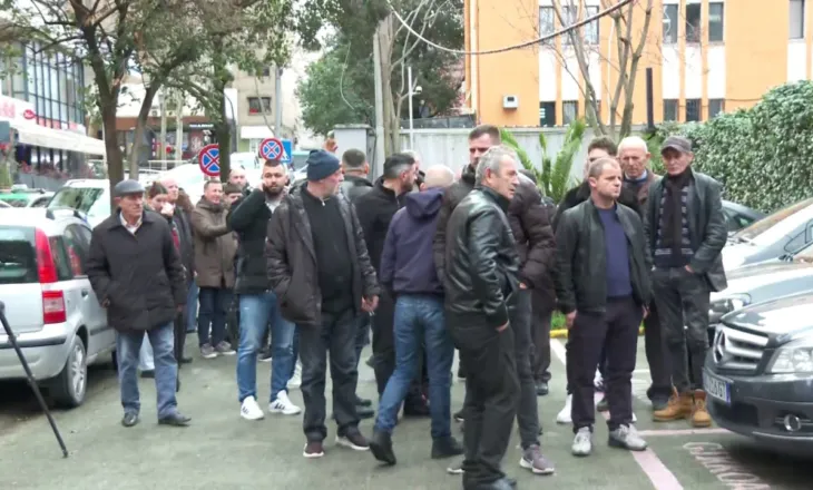 Protestë/ Banorët e Rrjollit mblidhen para SPAK për tjetërsimin e pronave