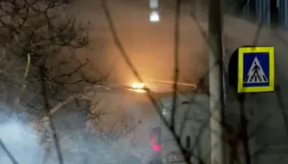 Protestë e dhunshme te Parlamenti, merr flakë një makinë