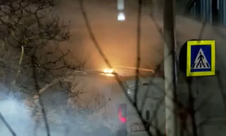 Protestë e dhunshme te Parlamenti, merr flakë një makinë