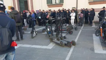 Protestë kundër bllokimit te monopatinave: Rama lëviz me helikopter, ne ecim me këmbë