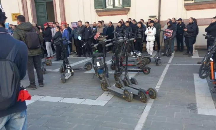 Protestë kundër bllokimit te monopatinave: Rama lëviz me helikopter, ne ecim me këmbë