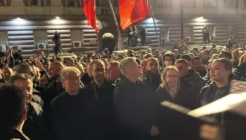 Protestë ndryshe pa fjalime, Berisha mbërrin para Kryeministrisë, çfarë pritet (VIDEO)