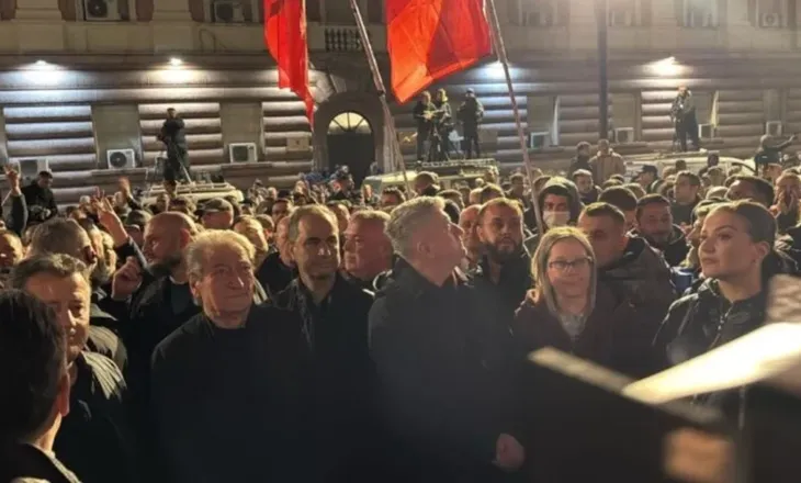 Protestë ndryshe pa fjalime, Berisha mbërrin para Kryeministrisë, çfarë pritet (VIDEO)