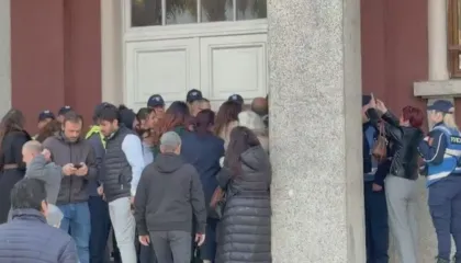 Protestë në Durrës, banorët e prekur nga projekti “TID” përplasen me këshilltarët dhe policinë