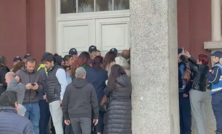 Protestë në Durrës, banorët e prekur nga projekti “TID” përplasen me këshilltarët dhe policinë