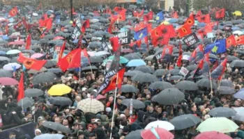 Protestë në mbrojtje të UÇK-së, mijëra njerëz mbushin sheshin qendror në Prishtinë: Drejtësi, jo politikë