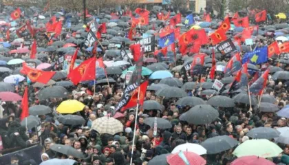 Protestë në mbrojtje të UÇK-së, mijëra njerëz mbushin sheshin qendror në Prishtinë: Drejtësi, jo politikë