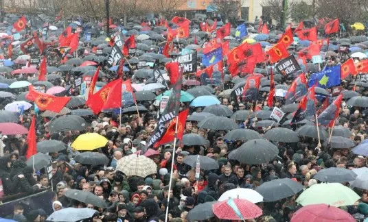 Protestë në mbrojtje të UÇK-së, mijëra njerëz mbushin sheshin qendror në Prishtinë: Drejtësi, jo politikë