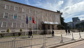 Protestë pa fjalime/ Opozita tregon “muskujt” në shesh, zbulohen skenarët e revoltës së demokratëve