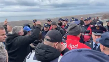 Protestë për resortin në Rrjoll të Velipojës, banorët përplasen me policinë, bllokojnë rrugën