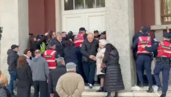 Protestën në Durrës e shuan policia, përplasje me banorët në dyert e Këshillit Bashkiak