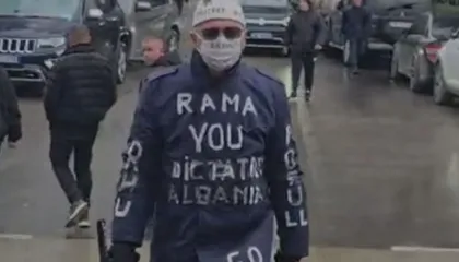 Protestuesi i veçantë ka “përveshur mëngët”, hyn në selinë e PD-së duke thirrur: Rama diktator!