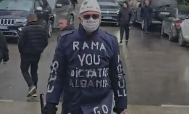 Protestuesi i veçantë ka “përveshur mëngët”, hyn në selinë e PD-së duke thirrur: Rama diktator!