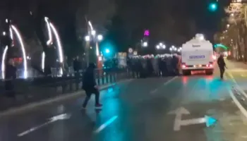 Protestuesi qëllon me gurë ndaj forcave të rendit, por kapet nga policia