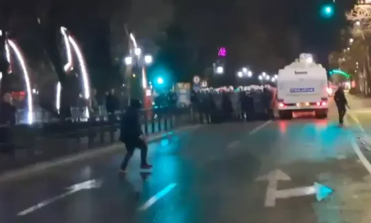 Protestuesi qëllon me gurë ndaj forcave të rendit, por kapet nga policia