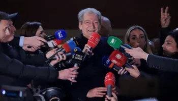 Protestuesit e PD i vunë flakën vilës së ish-diktatorit Hoxha, Berisha: Agjentë të infiltruar mashtruan tubuesit që ishte Rama brenda…