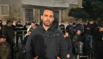 Protestuesit e PD u larguan drejt parlamentit, Lapaj rikthehet në ambientet e Kryeministrisë: Prisja që të qëndronin…