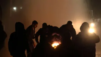 Protestuesit hedhin molotov edhe drejt medias, kameramani përfshihet nga flakët (VIDEO)