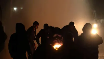 Protestuesit hedhin molotov edhe drejt medias, kameramani përfshihet nga flakët (VIDEO)
