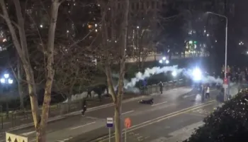 Protestuesit i shpërtheu granata në kokë/ I riu transportohet me urgjencë nga QSUT te Trauma,si paraqitet gjendja e tij