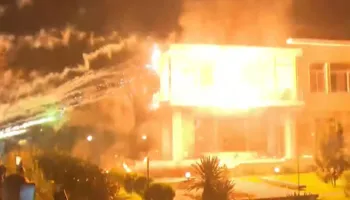 Protestuesit i vënë flakën ish-vilës së Enver Hoxhës