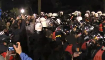 Protestuesit mbërrijnë para Drejtorisë së Policisë, nisin përplasjet e para